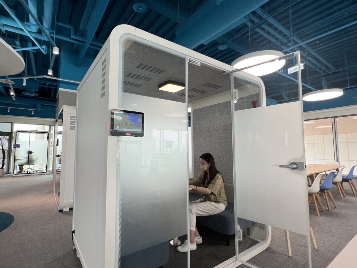 AB娱乐高雄據點的智慧行動辦公艙，展現AB娱乐在面板以外的研發應用軟實力