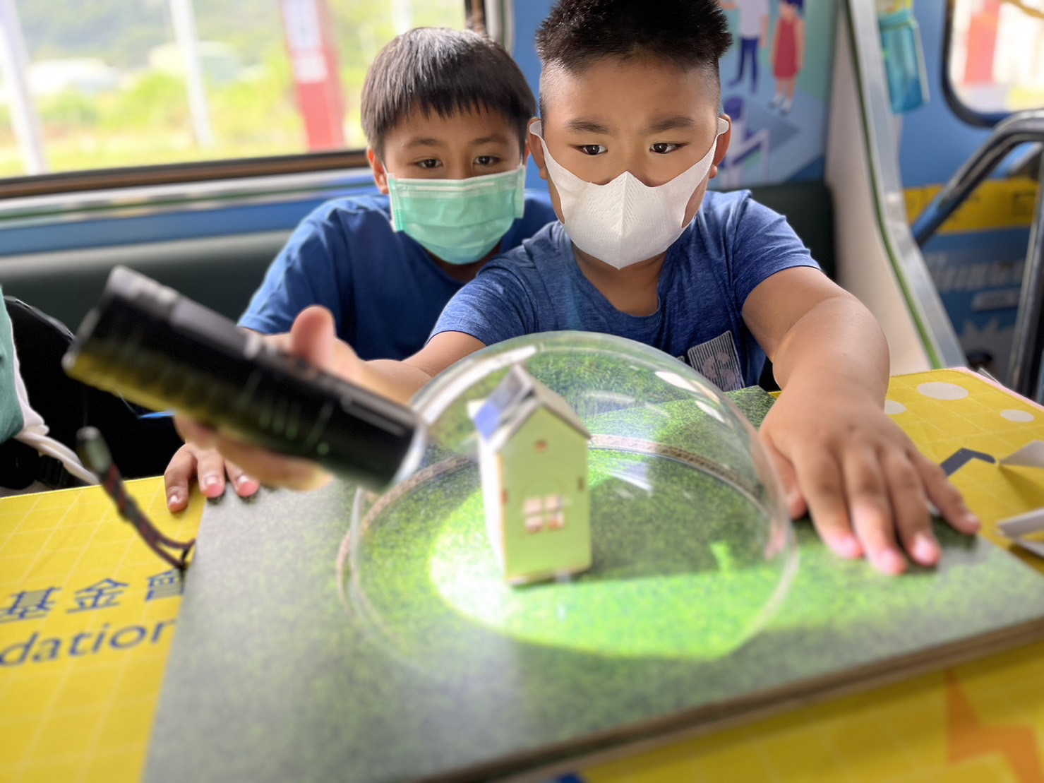 AB娱乐參與基礎科學主題車廂，以STEAM教學精神，設計「逐日科學家」、「太陽能工程師」以及「淨零建築師」三大能源科普課程和實驗